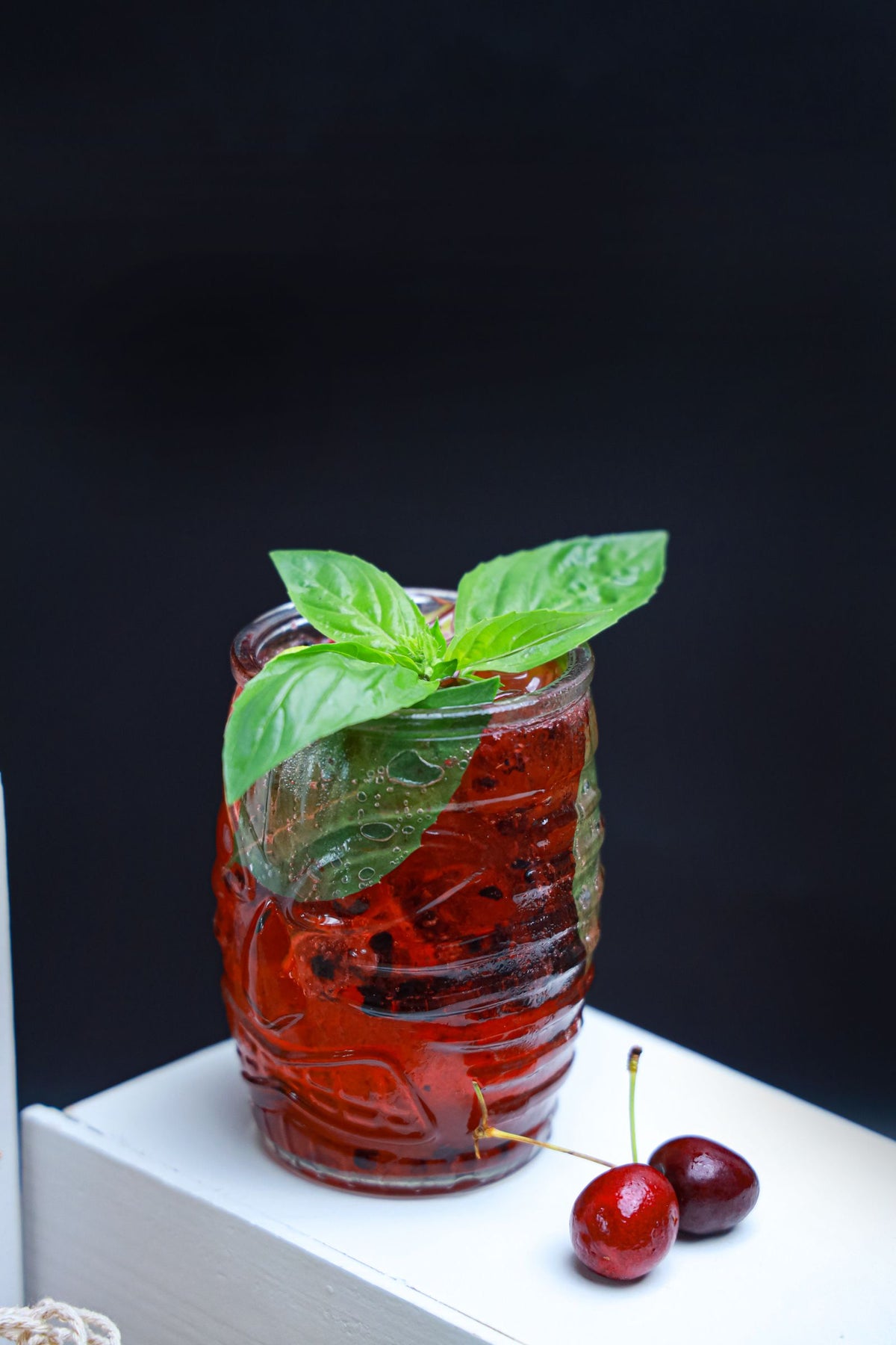 Kirschgetränk im Glas – Illustration zum Sleepy Girl Mocktail
