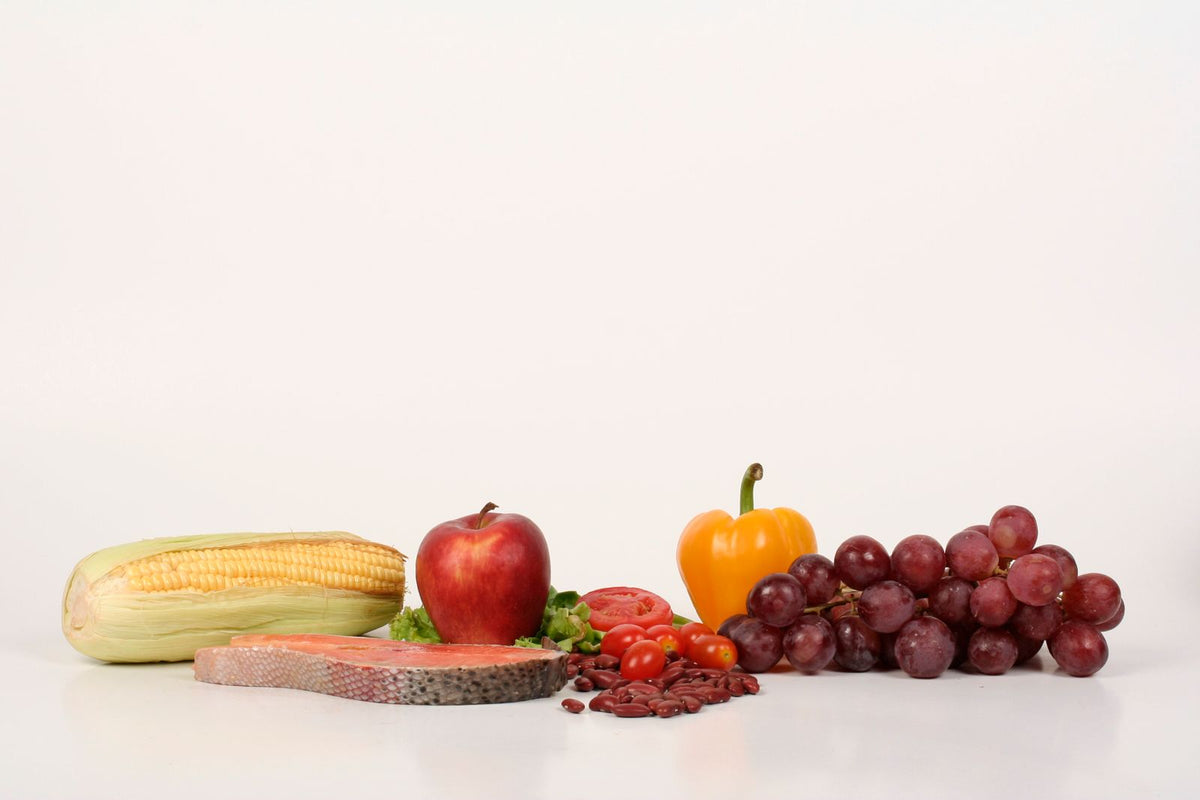 Lachs, Obst und Gemüse auf weißem Hintergrund