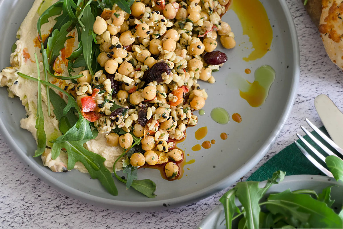 Mediterraner Salat mit Kichererbsen, Oliven und frischem Grün. Foto: Sylwester Ficek / Pexels.