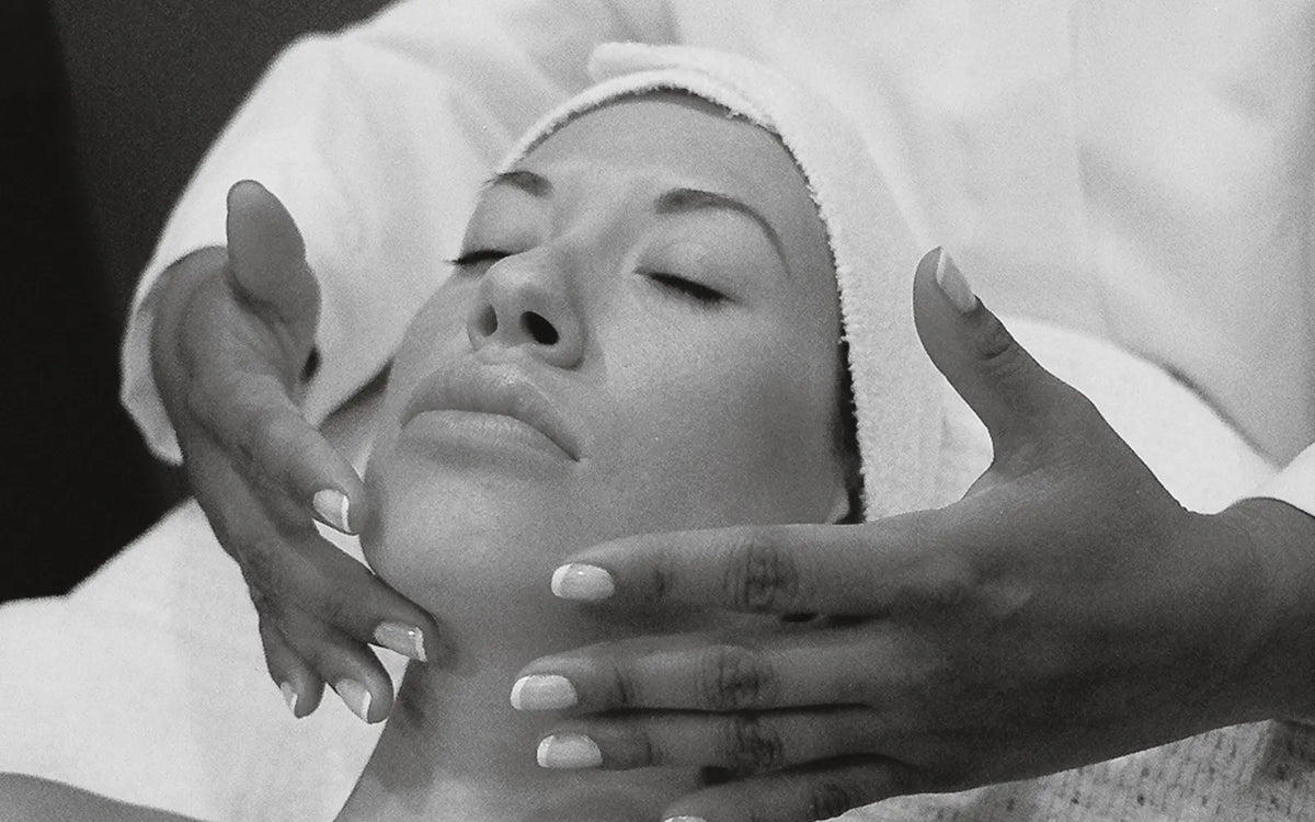 Eine Frau genießt eine sanfte Gesichtsmassage. Foto: DΛVΞ GΛRCIΛ / Pexels.