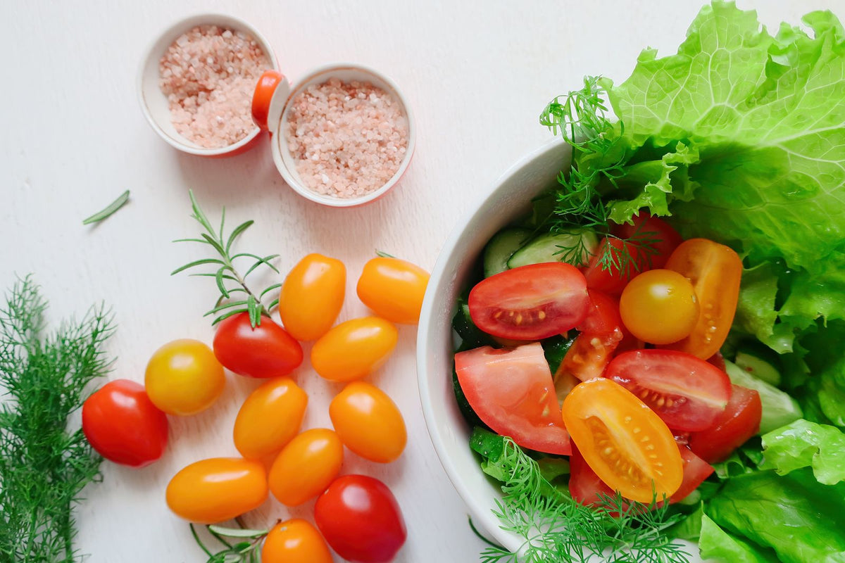 Frische Salatzutaten als Illustration zum Thema Ernährung und Darm