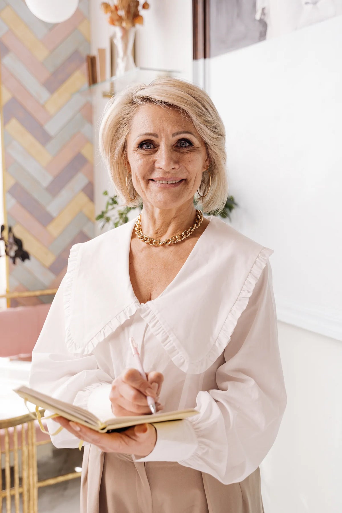 Eine Frau plant mit einem Notizbuch ihren Alltag. Foto: Antoni Shkraba / Pexels.