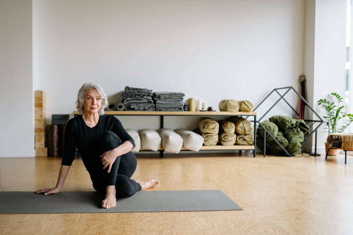 Frau bei einer ruhigen Yogaübung auf einer Matte