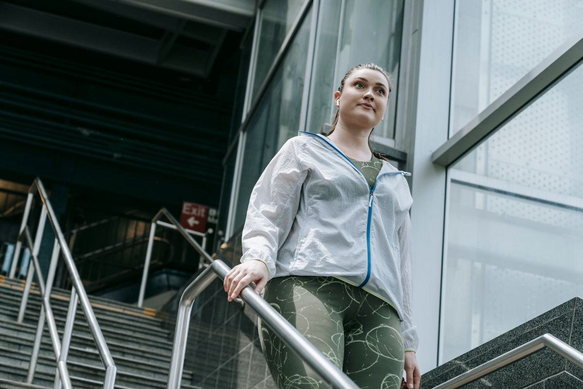 Frau geht auf einer Treppe im Freien