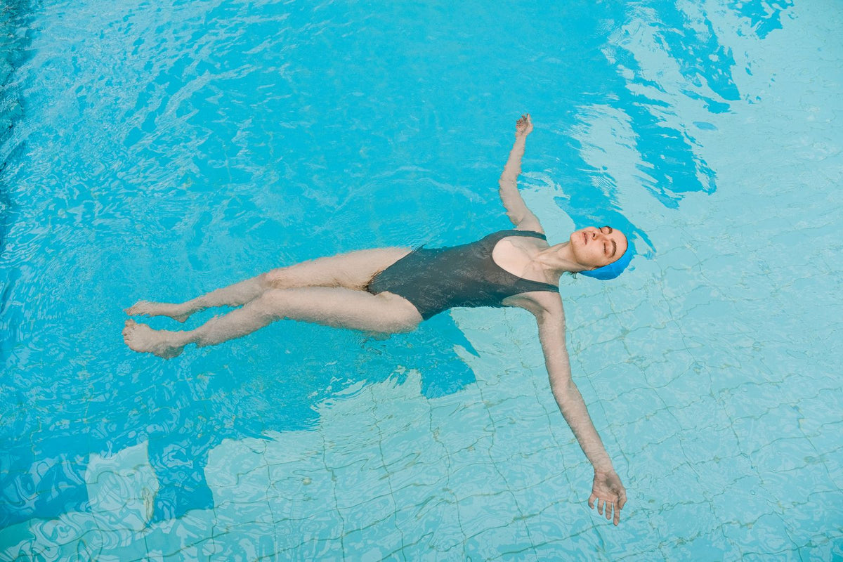 Frau bewegt sich im Wasser eines Schwimmbeckens