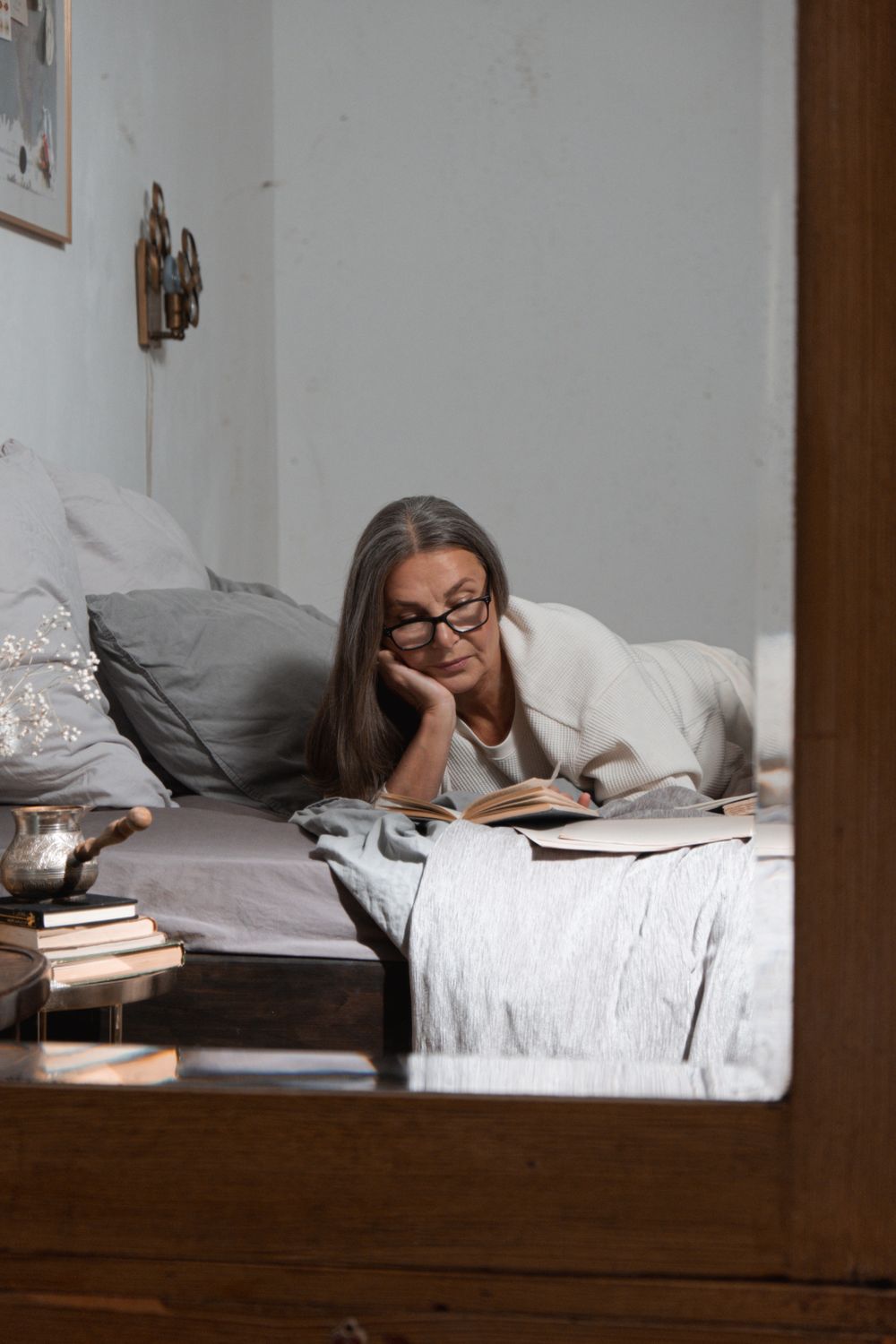 Frau liest ein Buch im Bett
