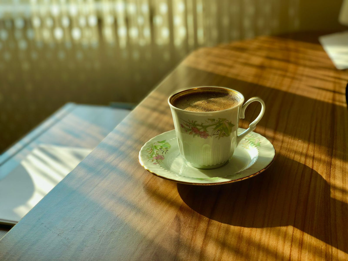 Eine Tasse Kaffee auf einem Tisch