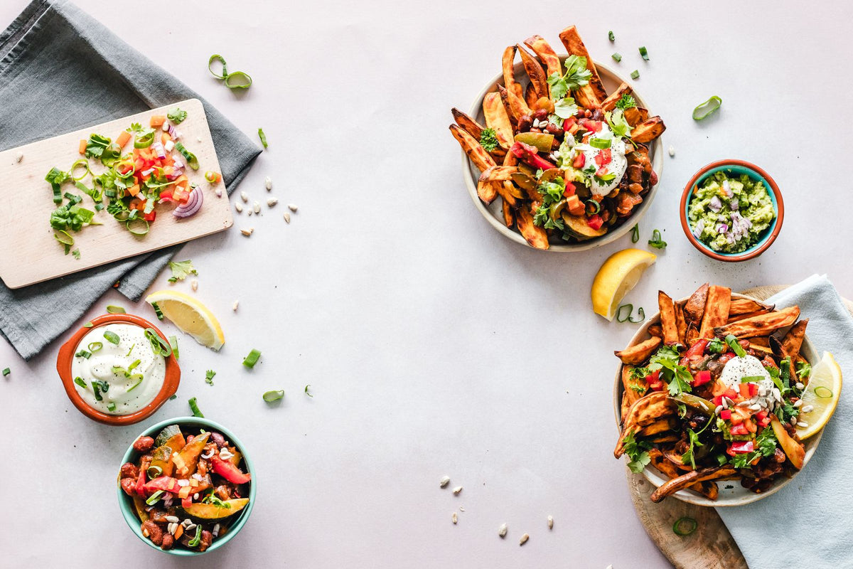 Bunte Salatschalen und frische Zutaten