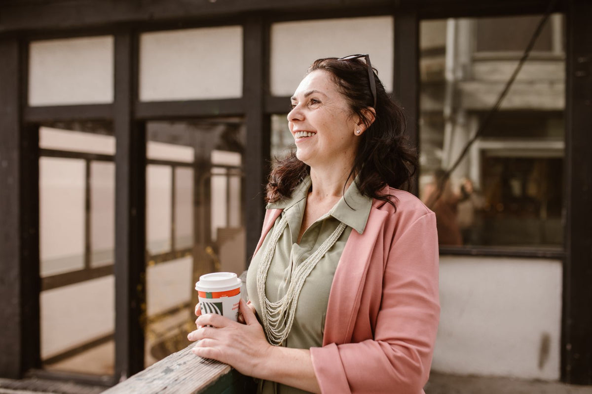 Frau mit einer Kaffeetasse im Freien