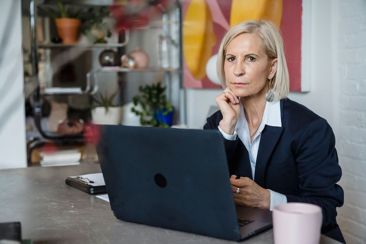 Frau arbeitet mit einem Laptop am Schreibtisch