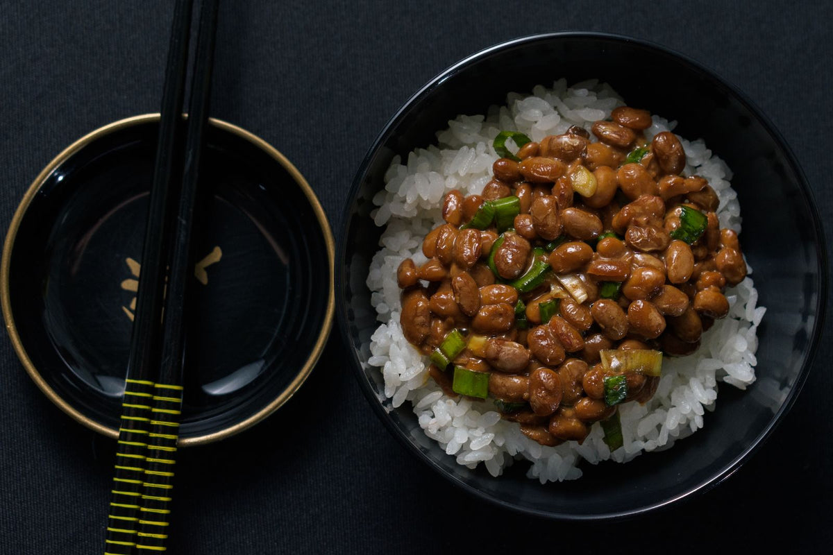 Natto aus fermentierten Sojabohnen mit Reis in einer Schale