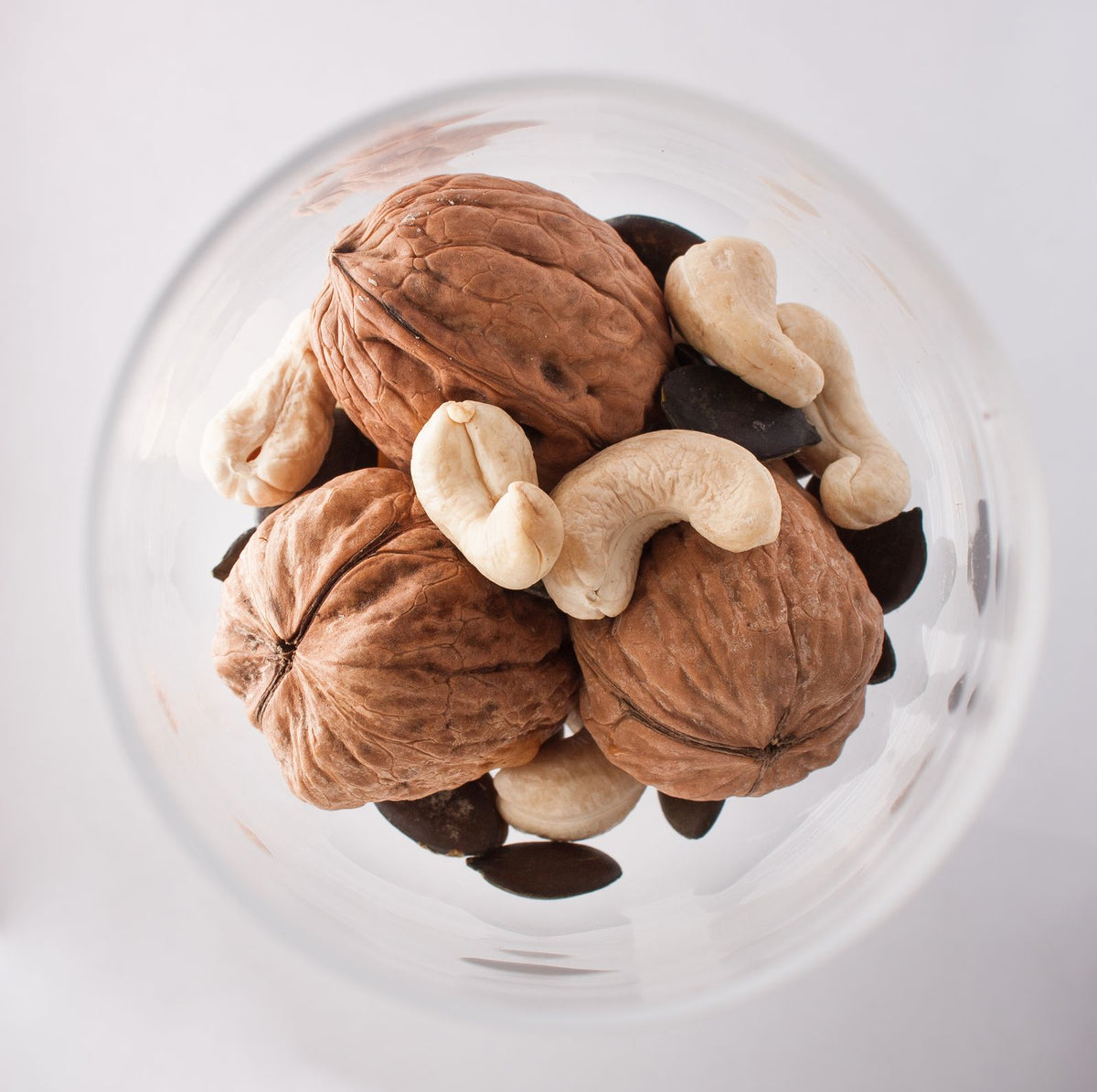 Walnüsse, Cashewkerne und Kürbiskerne in einer Glasschale