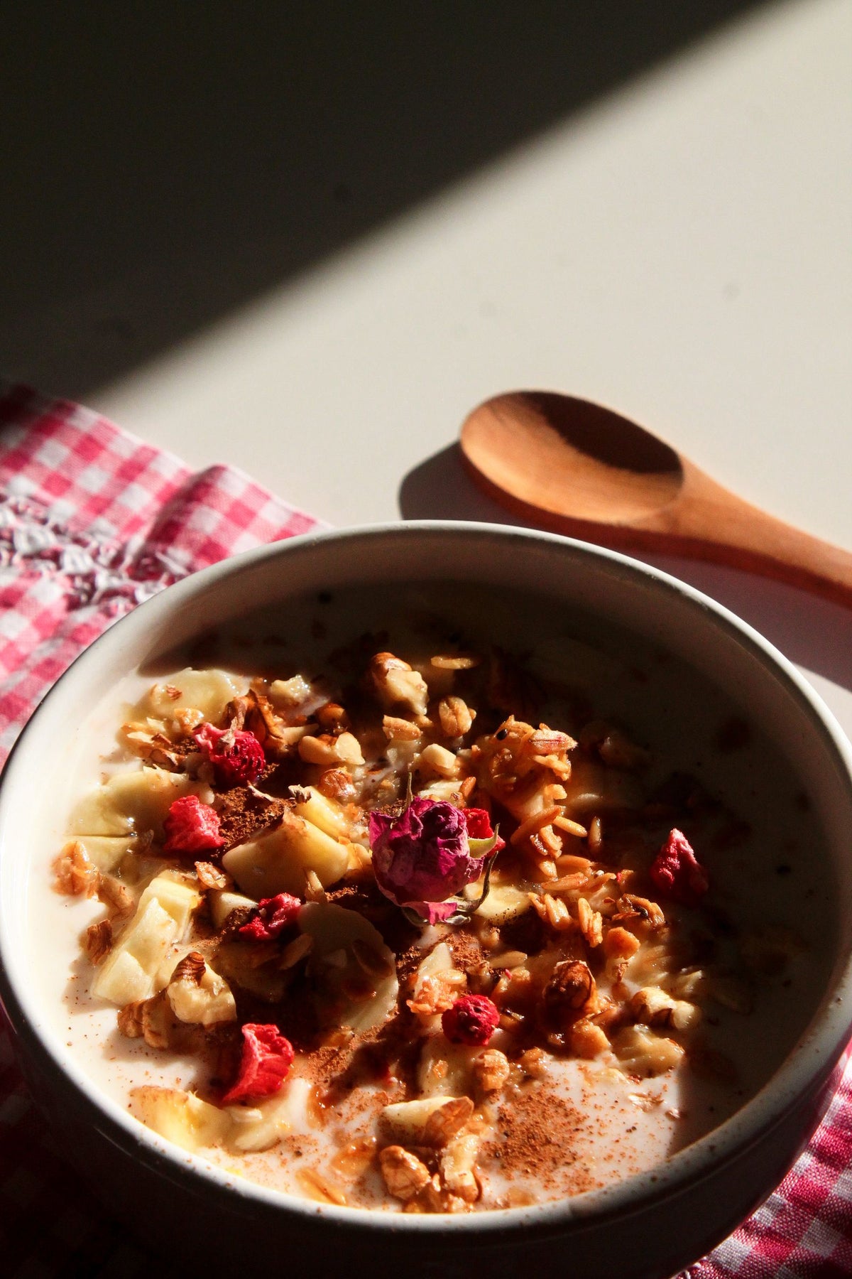Joghurt mit Müsli, Nüssen und Früchten