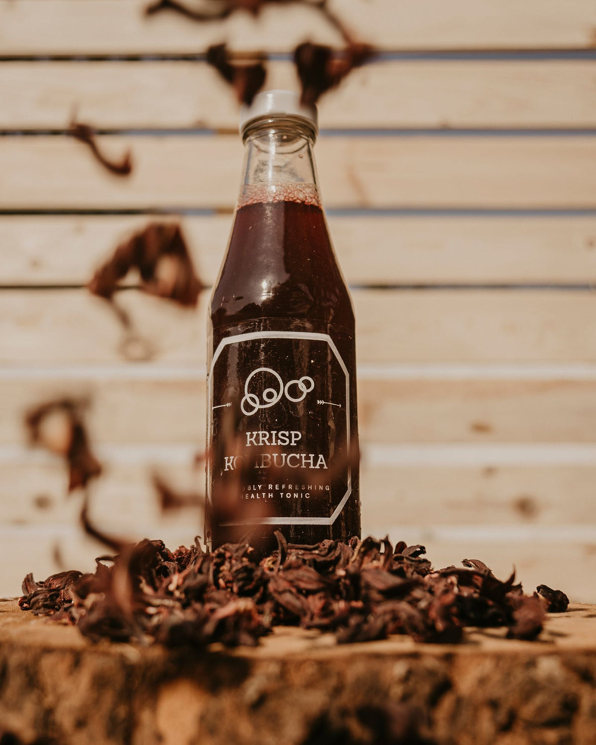 Kombucha in einer Glasflasche auf einer Holzoberfläche