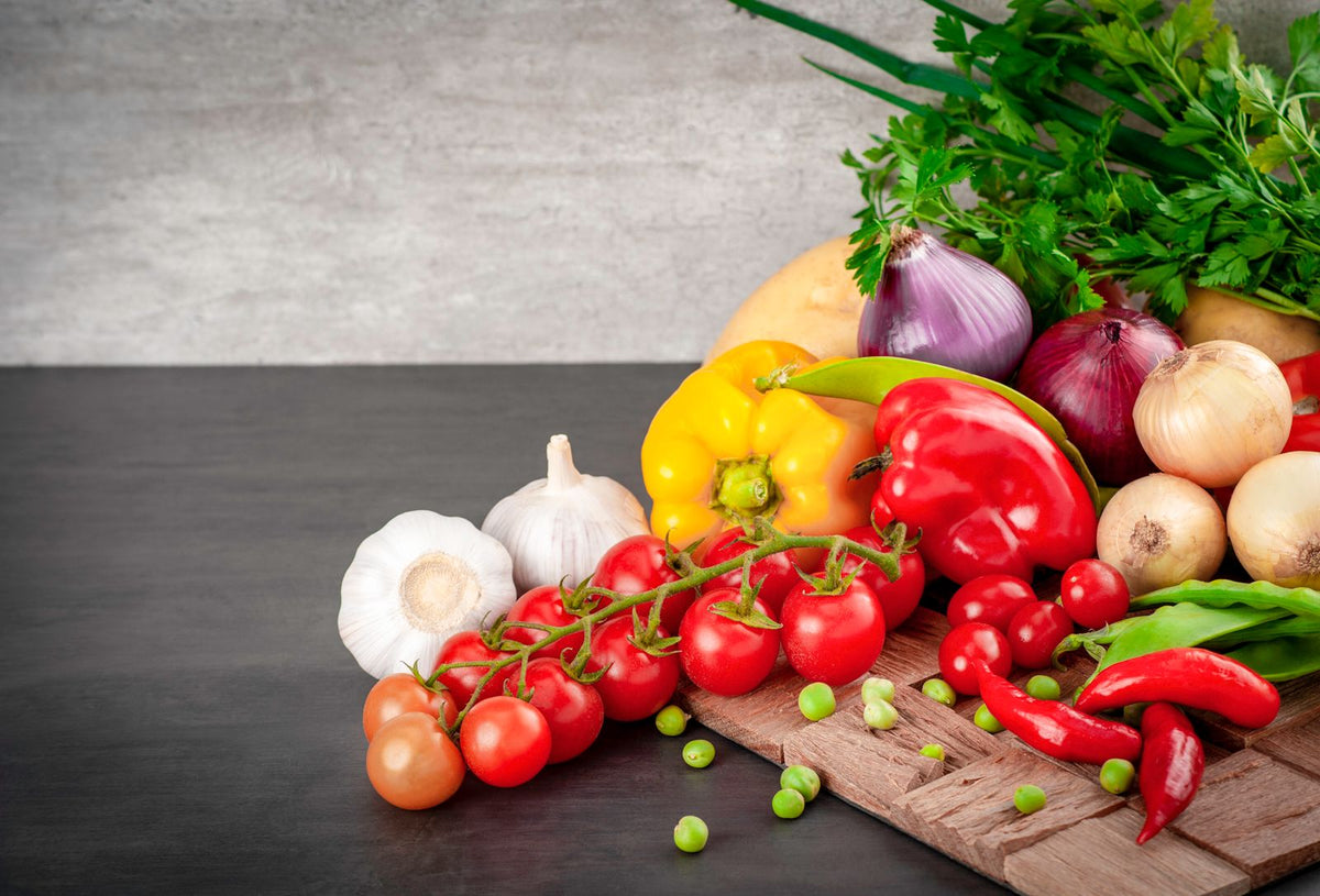 Bunte Auswahl frischer Paprika und Tomaten