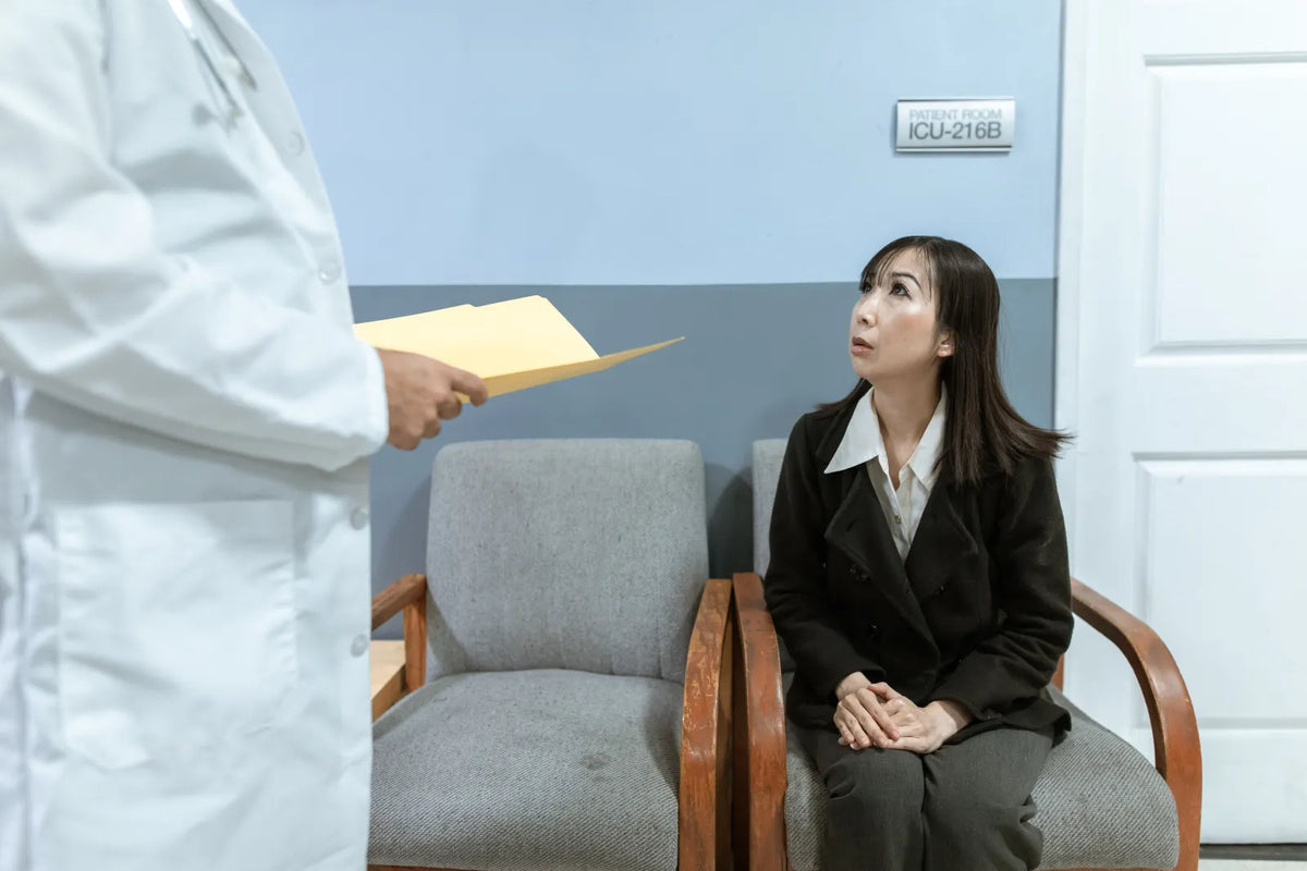 Eine Frau bespricht ihre Fragen bei einem medizinischen Termin. Foto: RDNE Stock project / Pexels.