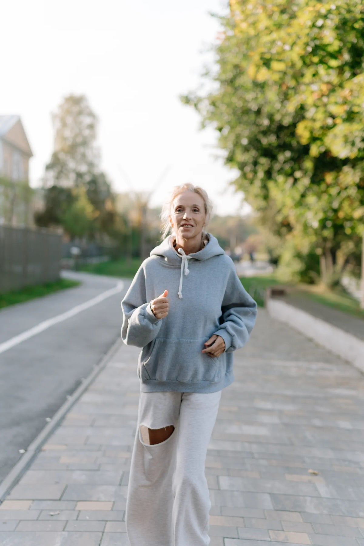 Eine Frau bewegt sich beim Joggen an der frischen Luft. Foto: cottonbro studio / Pexels.