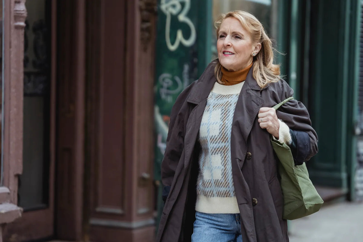 Eine Frau spaziert selbstbewusst durch die Stadt – bewusster Alltag ab 40. Foto: Teona Swift / Pexels.