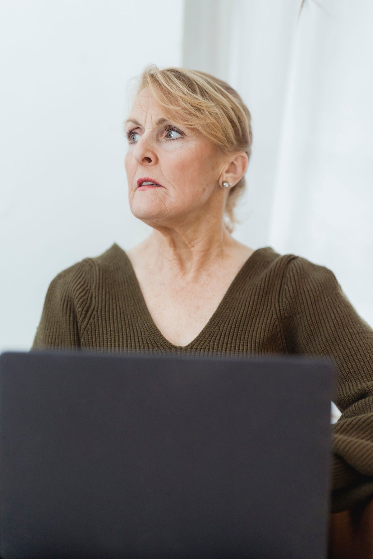Frau arbeitet konzentriert an einem Laptop