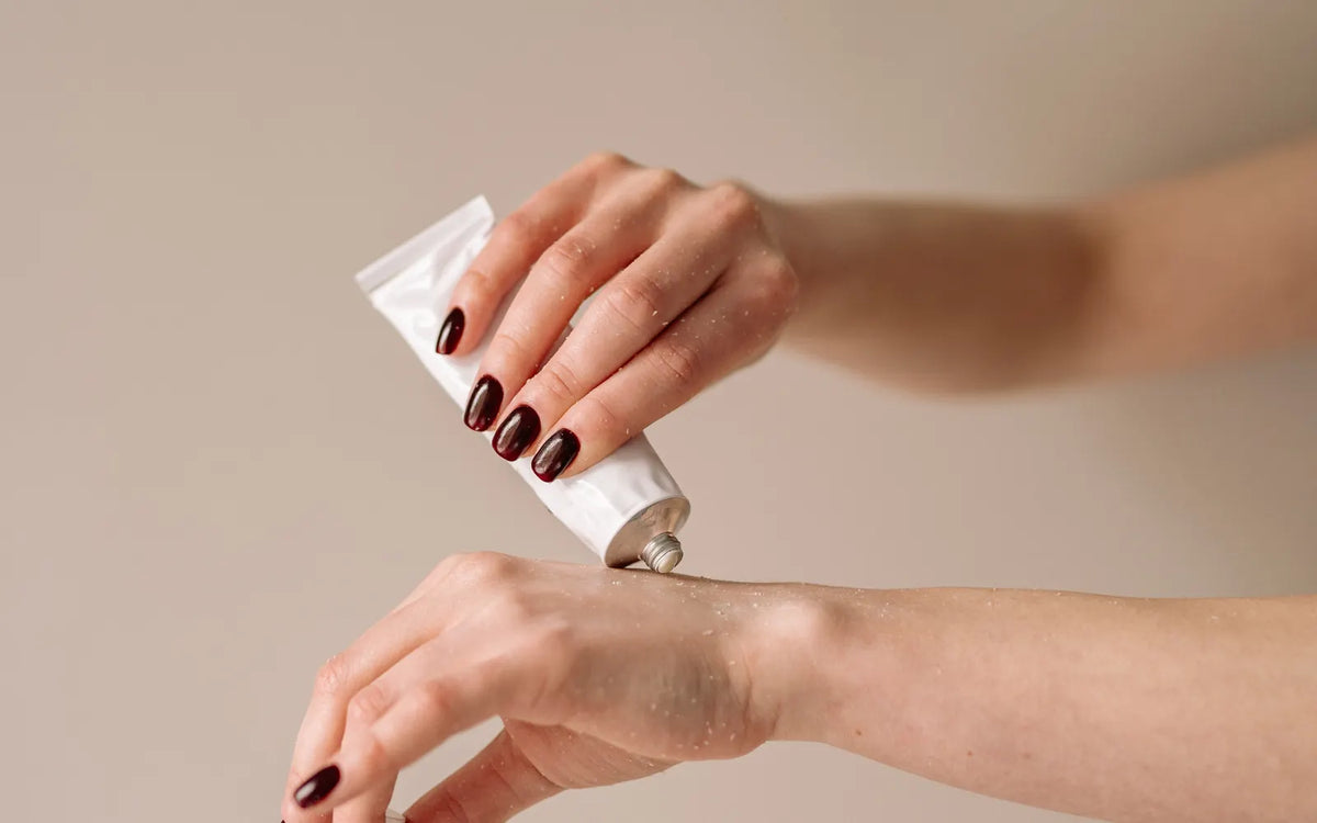 Eine Frau trägt Creme auf ihre Hände auf. Foto: Yan Krukau / Pexels.