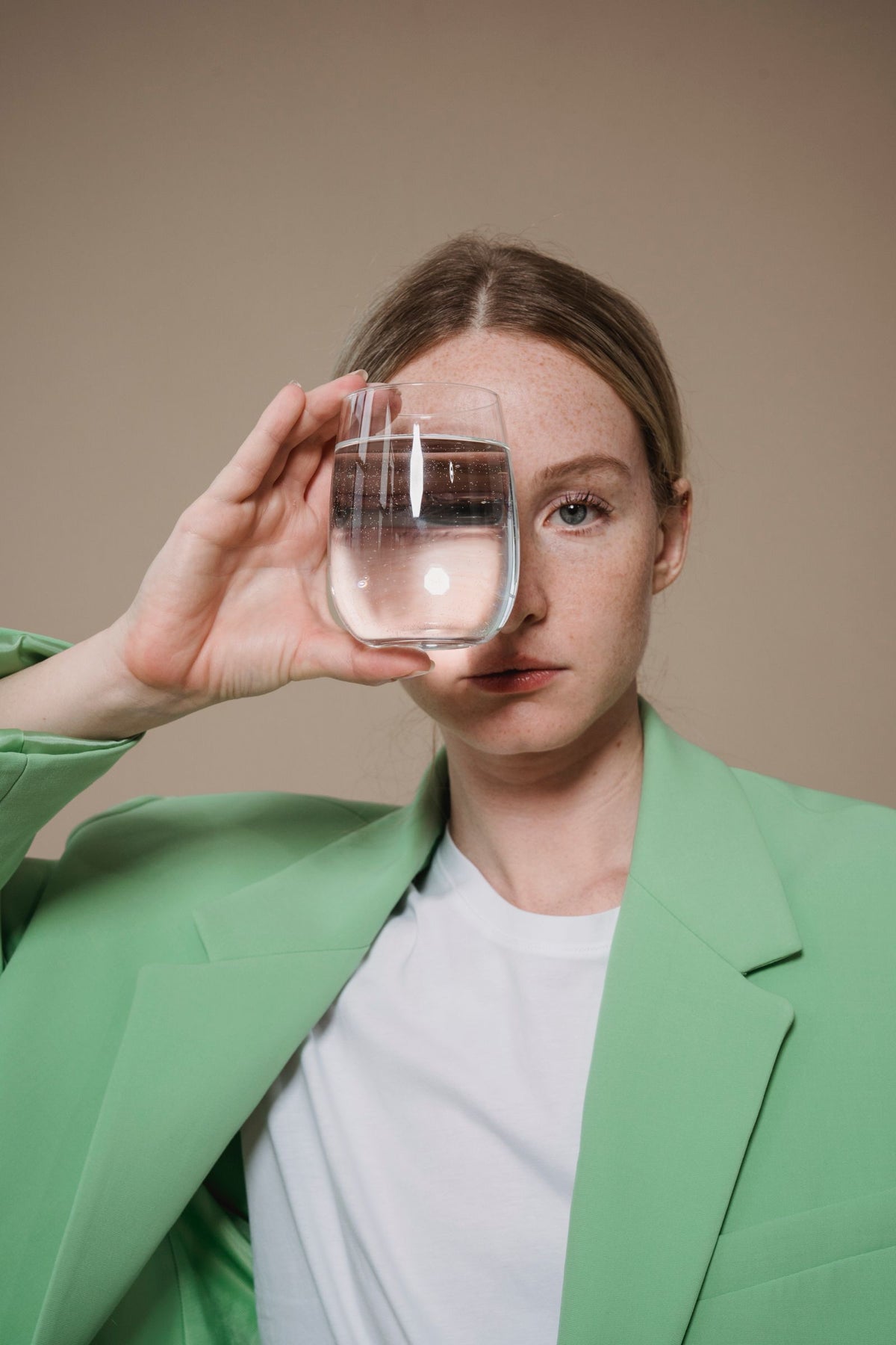 Frau mit einem Glas Wasser – Illustration zu flüssigen Nahrungsergänzungen
