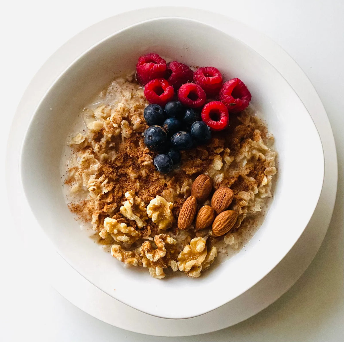 Haferflocken mit Beeren und Nüssen zum Frühstück. Foto: I Own My Food Art / Pexels.