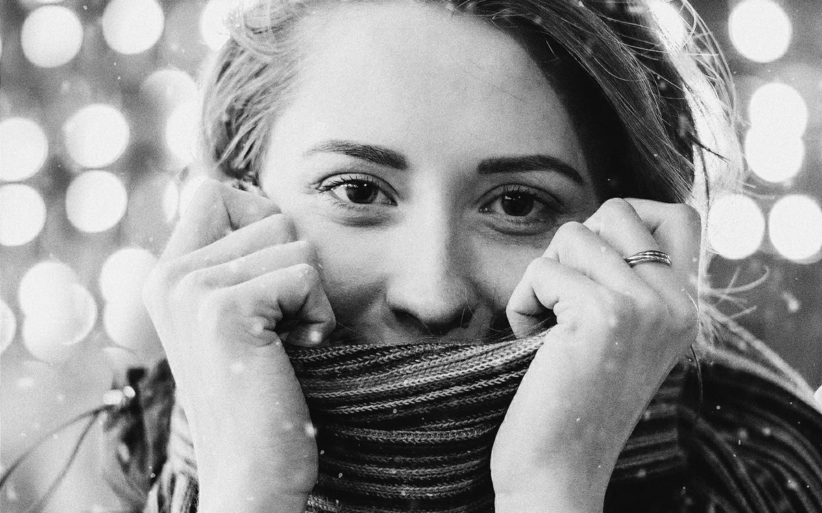 Eine Frau trägt im Winter einen warmen Schal. Foto: Вячеслав Немченко / Pexels.