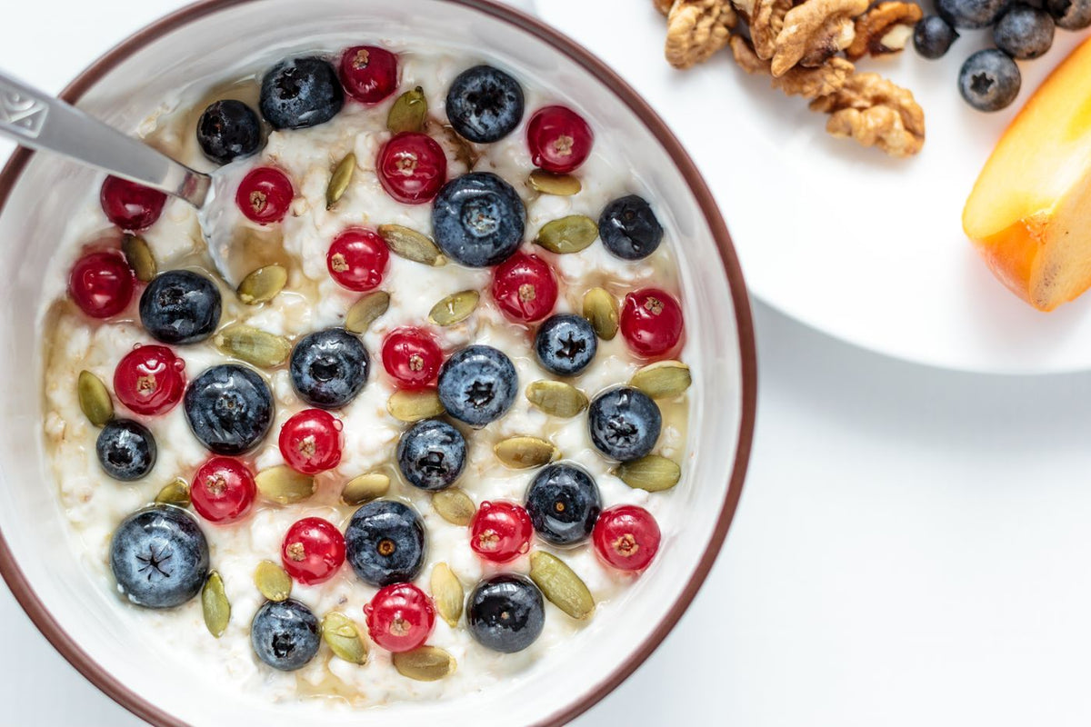 Frühstücksschale mit Haferflocken, Beeren, Nüssen und Kernen