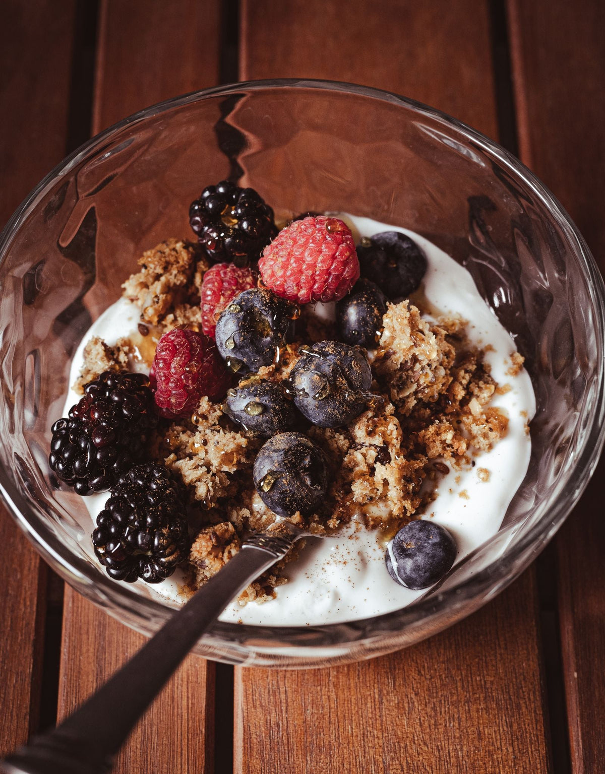 Schale mit Joghurt, Beeren und weiteren Zutaten