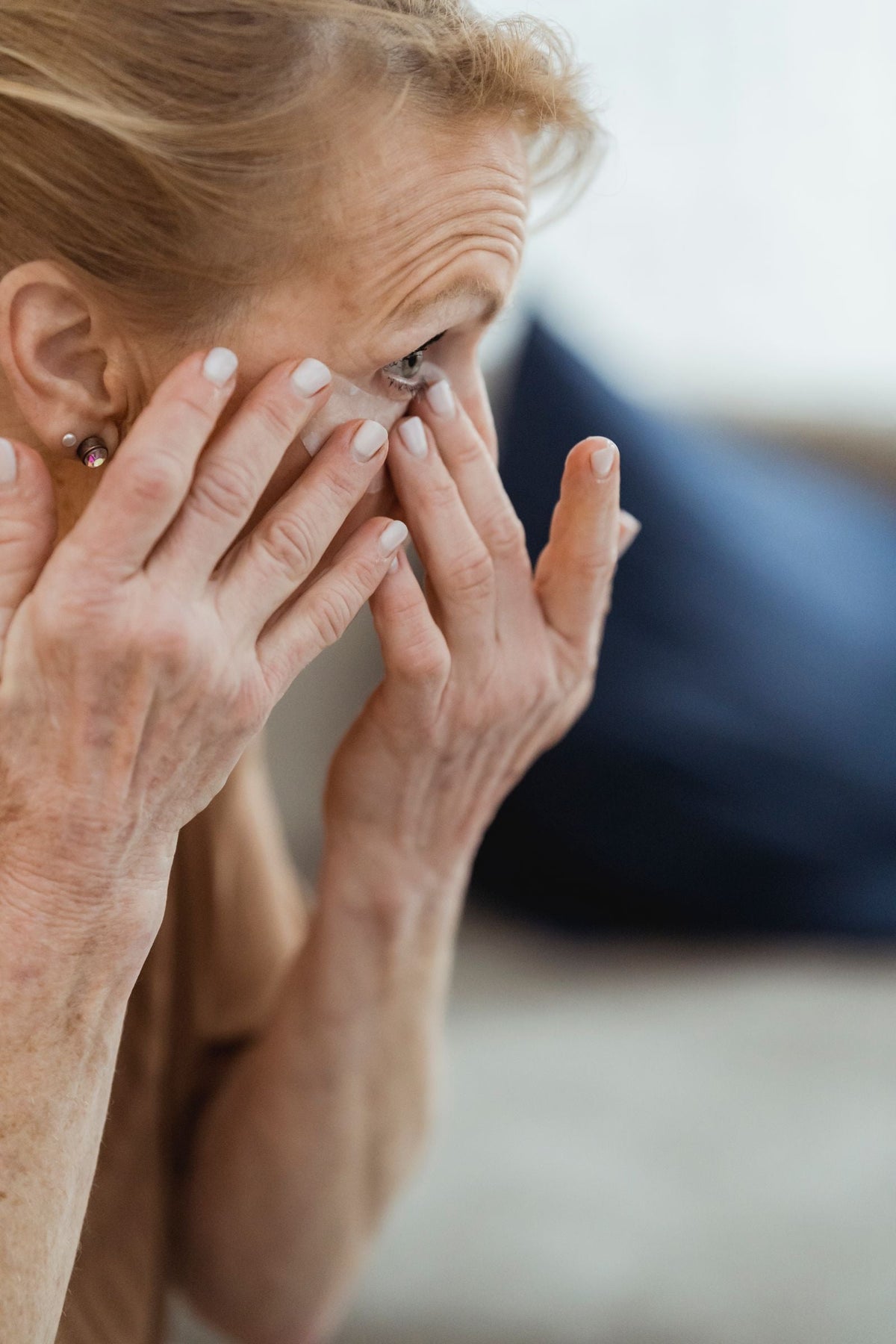 Frau bei der Pflege ihrer Augenpartie