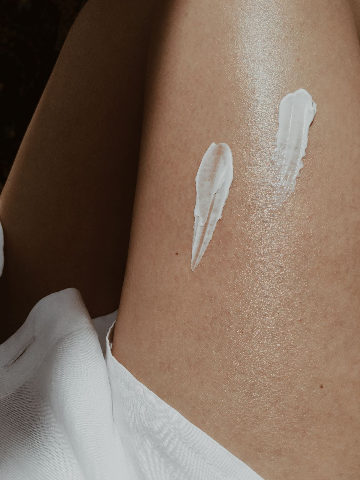 Creme wird auf die Haut am Bein aufgetragen