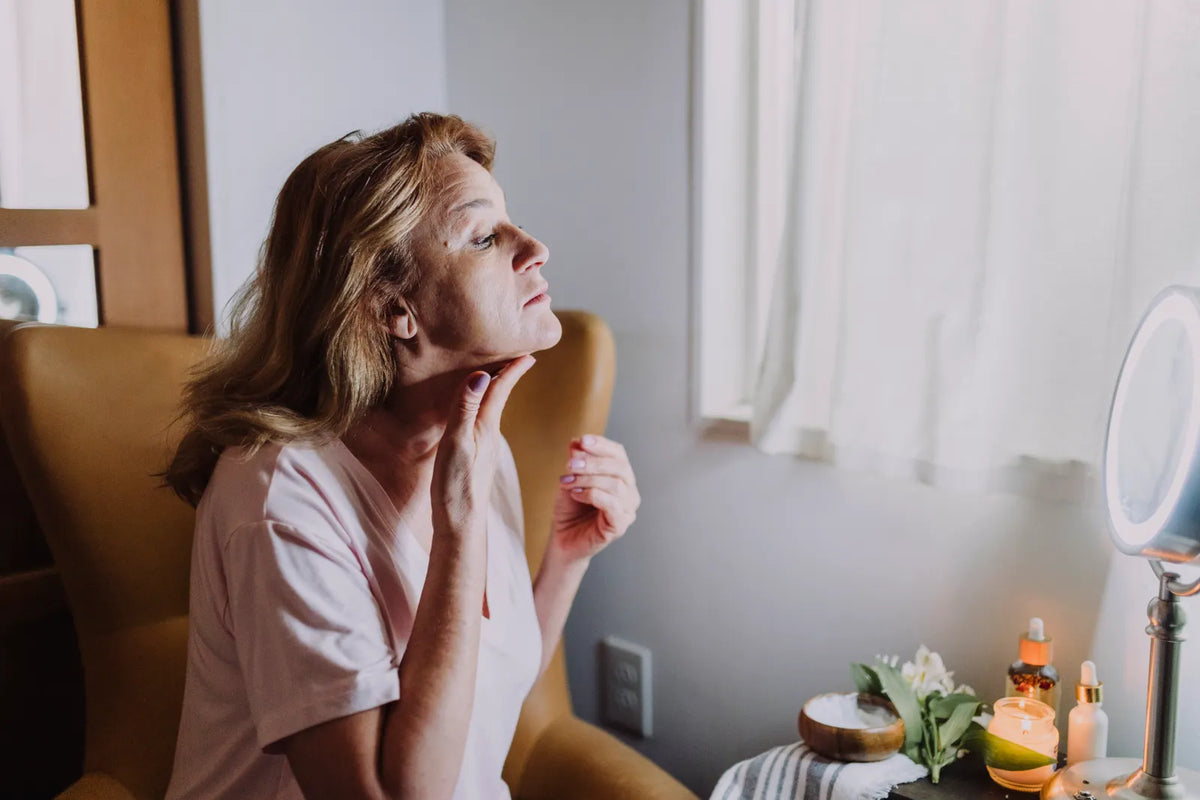 Eine Frau betrachtet im Spiegel die Haut an ihrem Kinn. Foto: RDNE Stock project / Pexels.