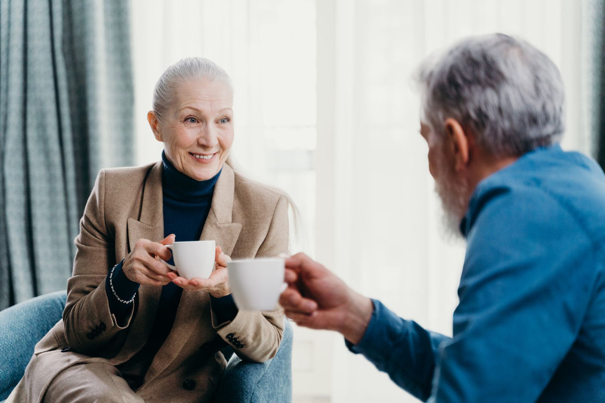 Ein Paar sitzt bei Kaffee zusammen und unterhält sich