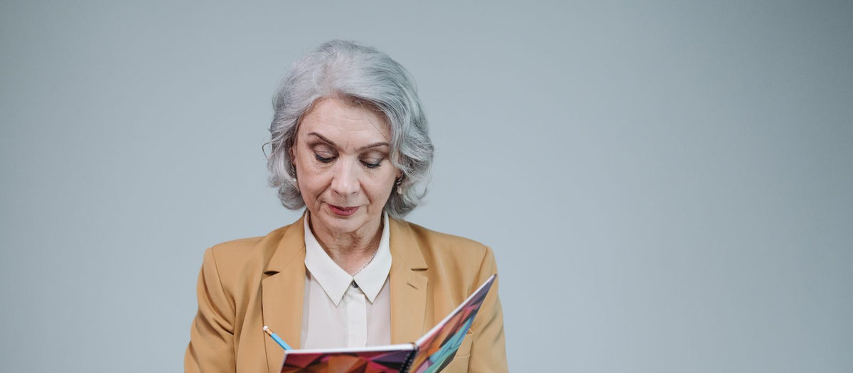 Frau mit Notizbuch nimmt sich Zeit für ein Gespräch